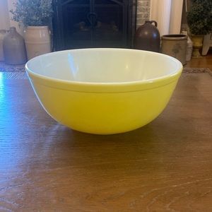 Vintage early Pyrex Primary Yellow mixing bowl